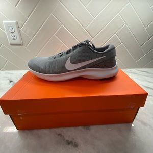 nike flex experience rn 7 tennis shoes size 10.5